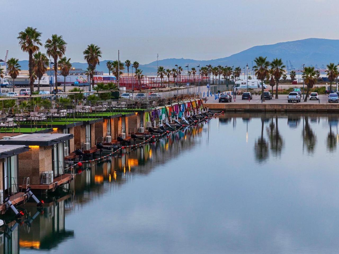 Boat Haus - Casas Flotantes Frente A Gibraltar Otel La Línea de la Concepción Dış mekan fotoğraf